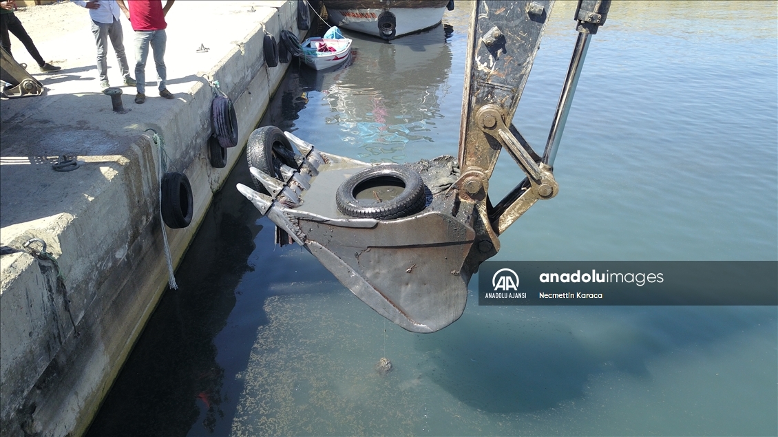 Kuraklık nedeniyle suyun çekildiği Van Gölü'nde balıkçı tekneleri iş makinesi yardımıyla açıldı