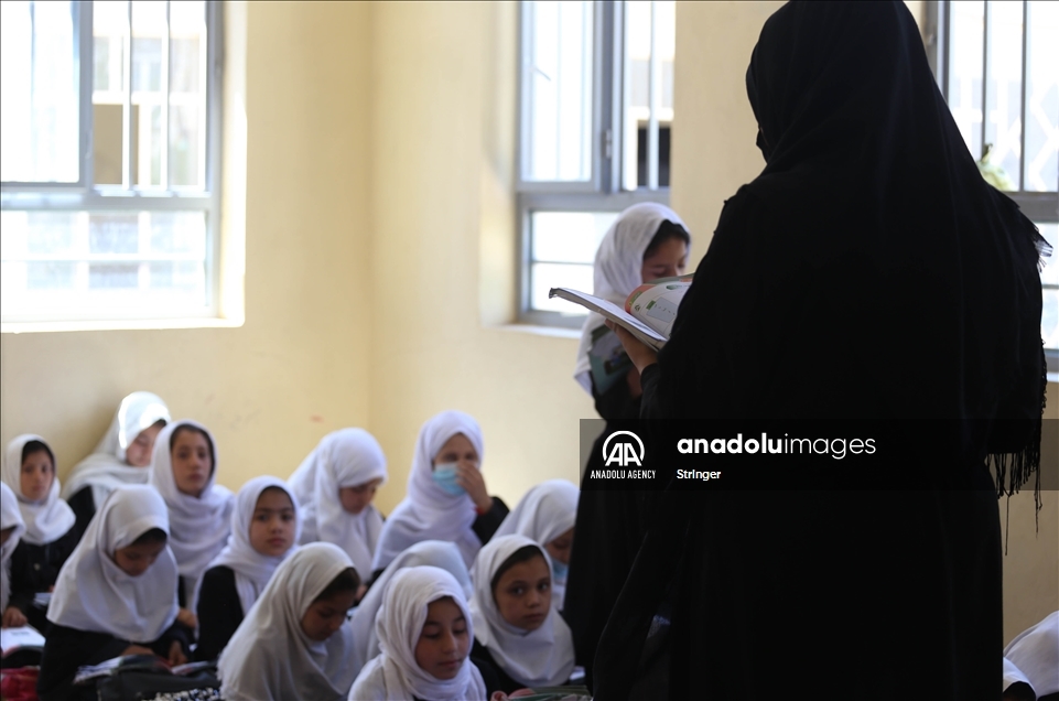 Presencia de jóvenes estudiantes en una escuela de Herat, Afganistán