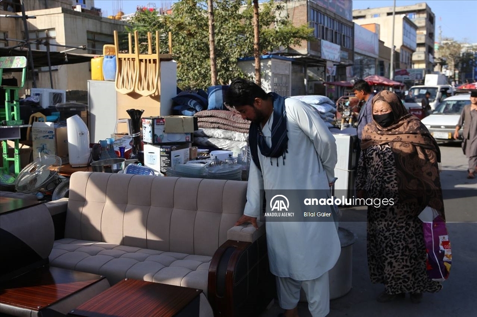 مردم افغانستان به دلیل فقر و بیکاری لوازم منزل خود را می‌فروشند 