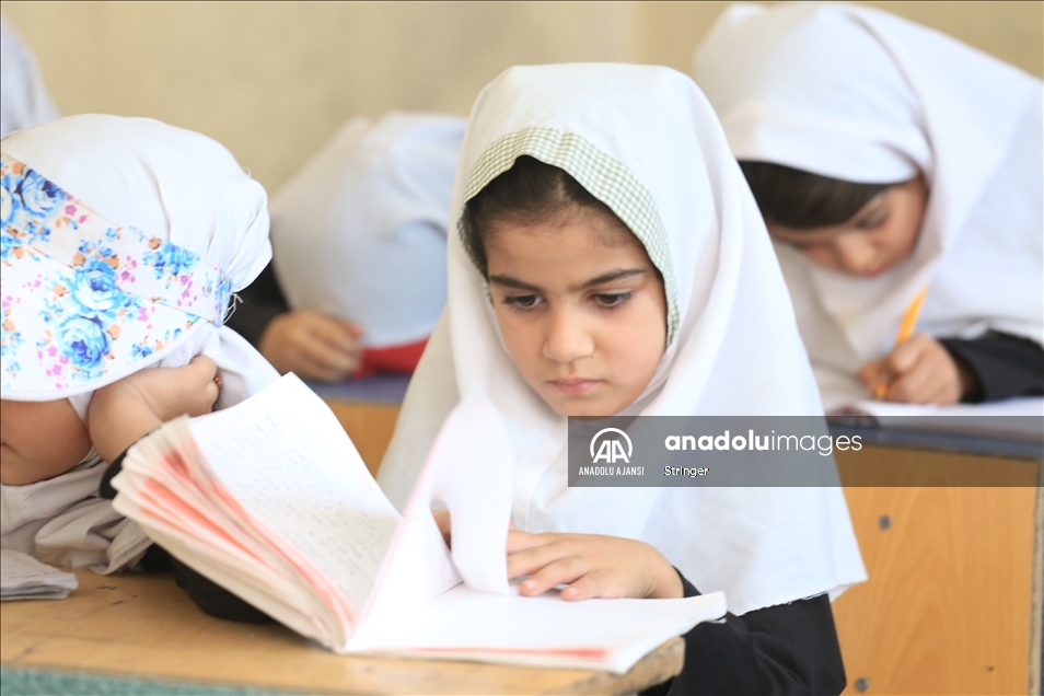 Herat okullarının kız öğrencileri