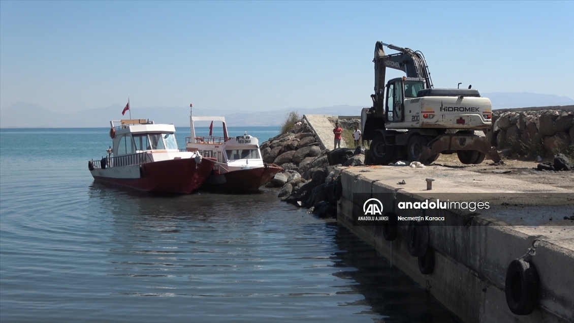 Kuraklık nedeniyle suyun çekildiği Van Gölü'nde balıkçı tekneleri iş makinesi yardımıyla açıldı