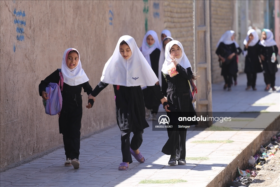 Presencia de jóvenes estudiantes en una escuela de Herat, Afganistán