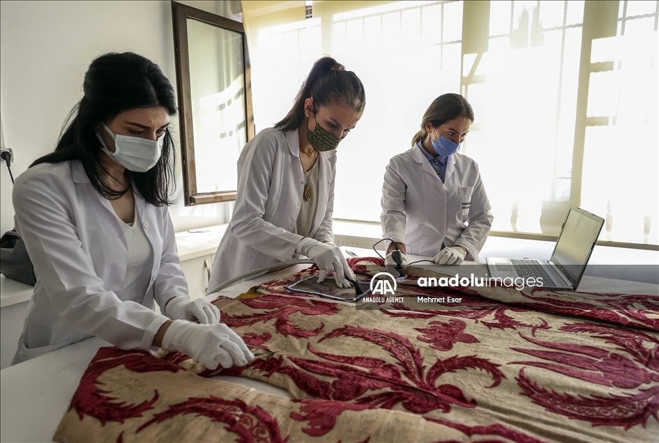 Especialistas en textiles llevan a cabo la restauración de la túnica ceremonial de Solimán el 'Magnífico'