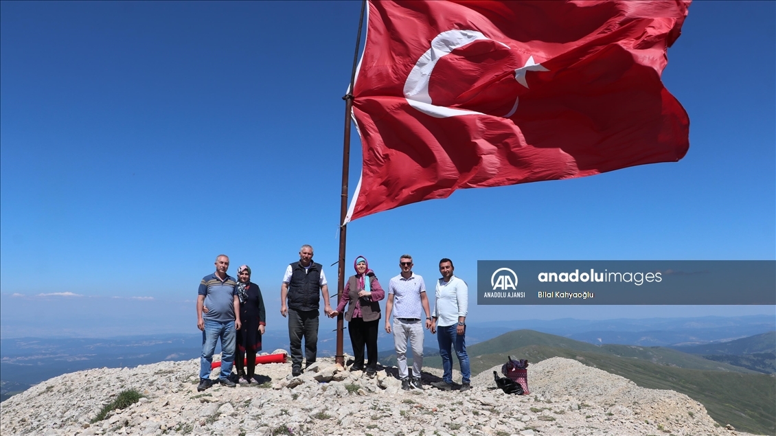 Ilgaz'ın zirvesindeki bayrak nöbetini 24 metrekarelik bayrakla sürdürdü