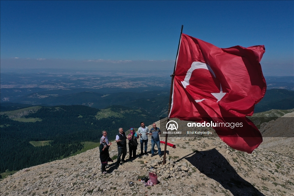 Ilgaz'ın zirvesindeki bayrak nöbetini 24 metrekarelik bayrakla sürdürdü