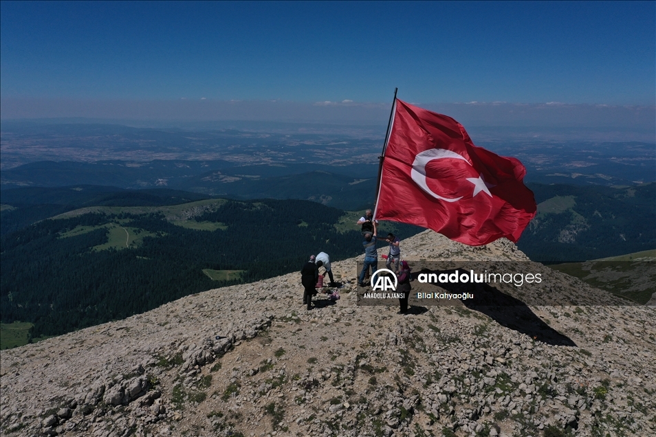 Ilgaz'ın zirvesindeki bayrak nöbetini 24 metrekarelik bayrakla sürdürdü