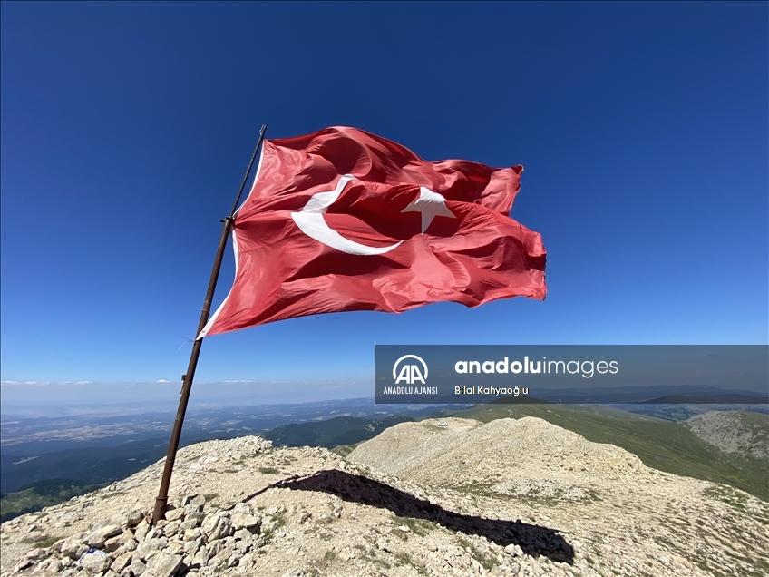 Ilgaz'ın zirvesindeki bayrak nöbetini 24 metrekarelik bayrakla sürdürdü