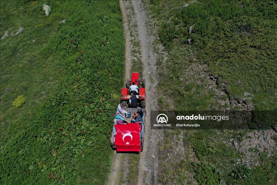 Ilgaz'ın zirvesindeki bayrak nöbetini 24 metrekarelik bayrakla sürdürdü