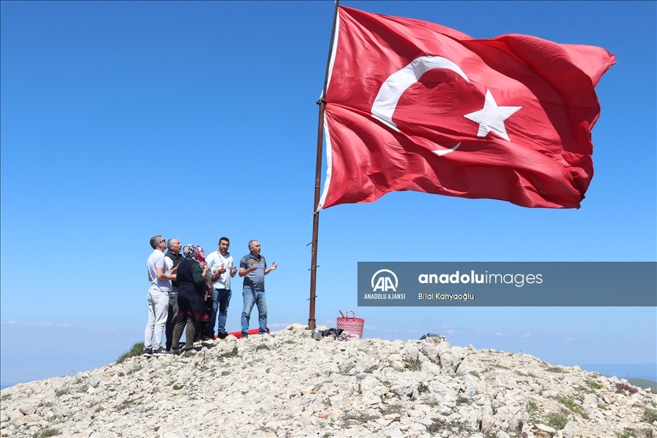 Ilgaz'ın zirvesindeki bayrak nöbetini 24 metrekarelik bayrakla sürdürdü