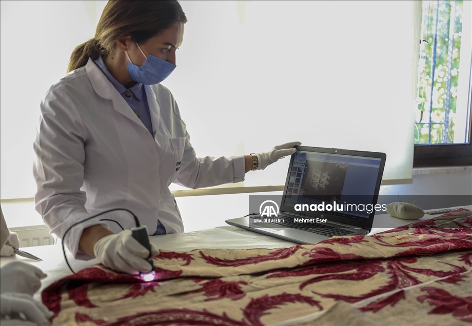 Especialistas en textiles llevan a cabo la restauración de la túnica ceremonial de Solimán el 'Magnífico'