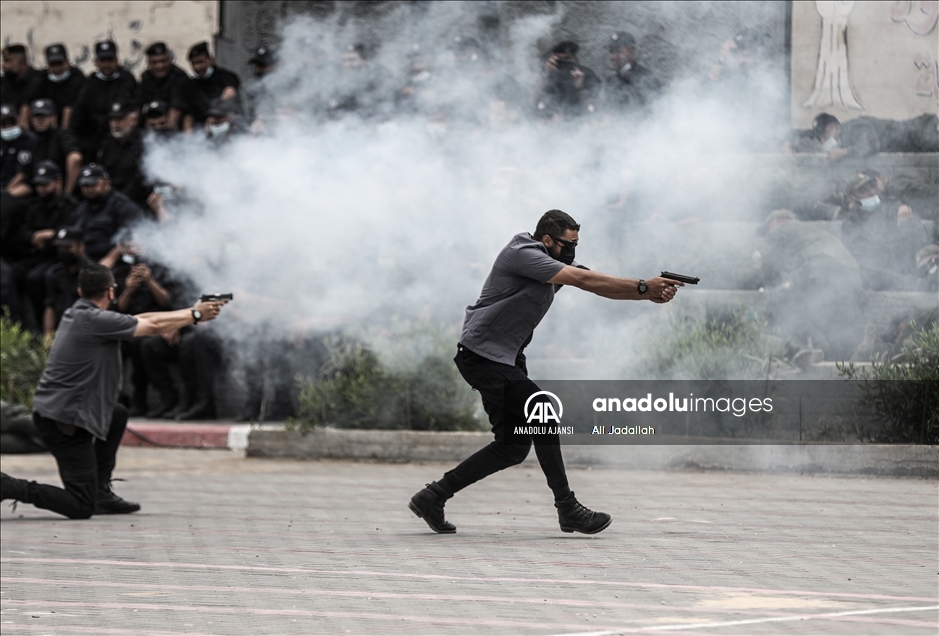 Gazze'de yeni mezun polis ve askerler için tören düzenlendi