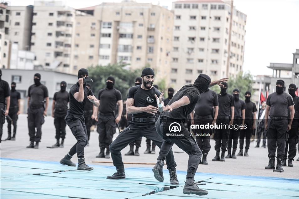 Gazze'de yeni mezun polis ve askerler için tören düzenlendi