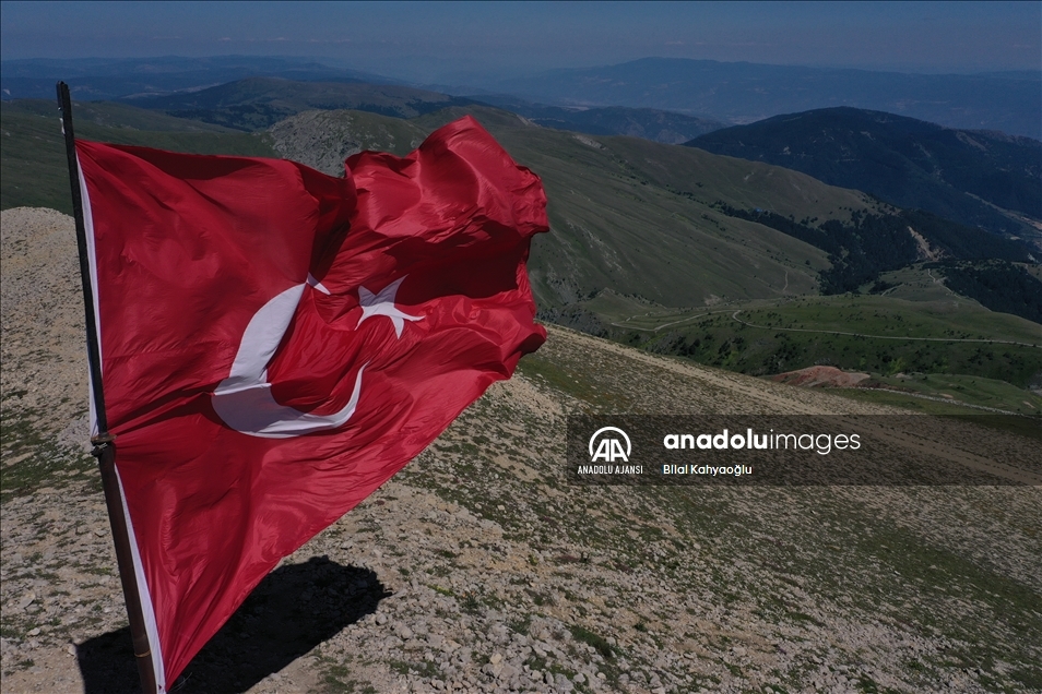 Ilgaz'ın zirvesindeki bayrak nöbetini 24 metrekarelik bayrakla sürdürdü