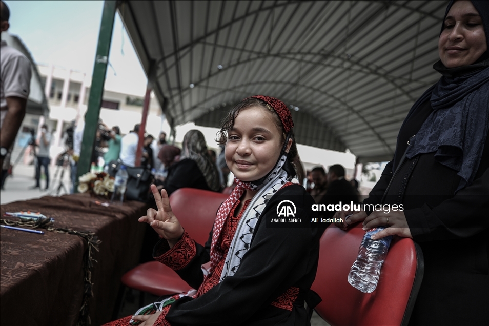 غزة...حفل استقبال لطفلة بٌترت ساقها خلال العدوان الإسرائيلي الأخير