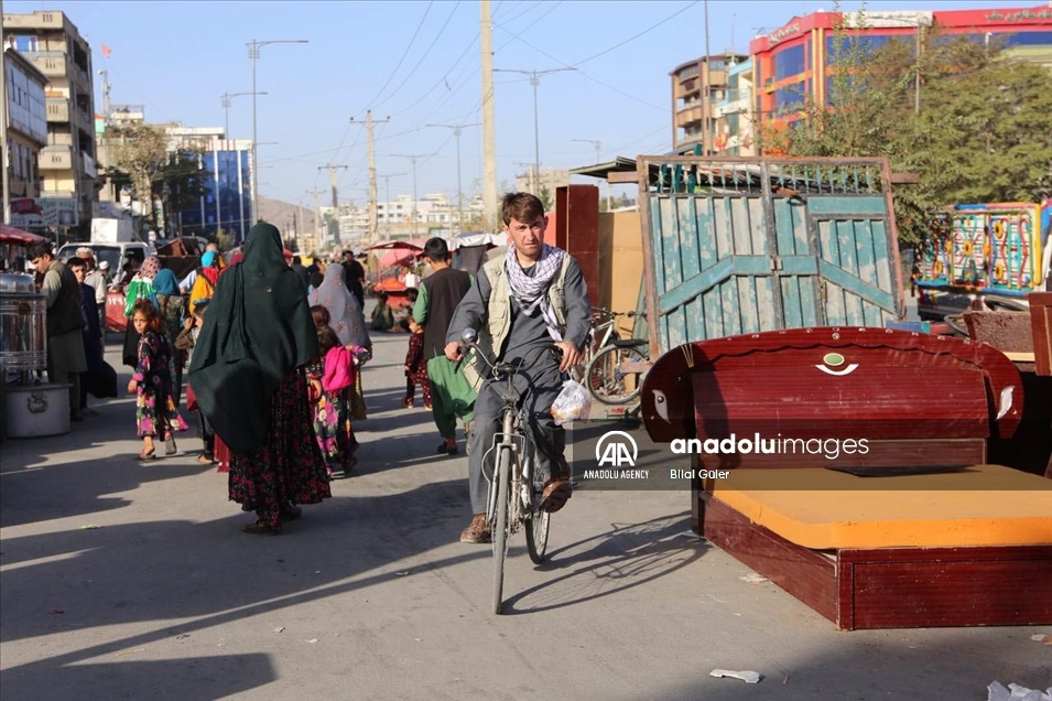 Decenas de afganos venden sus enseres para sobrevivir a la crisis económica que vive su país