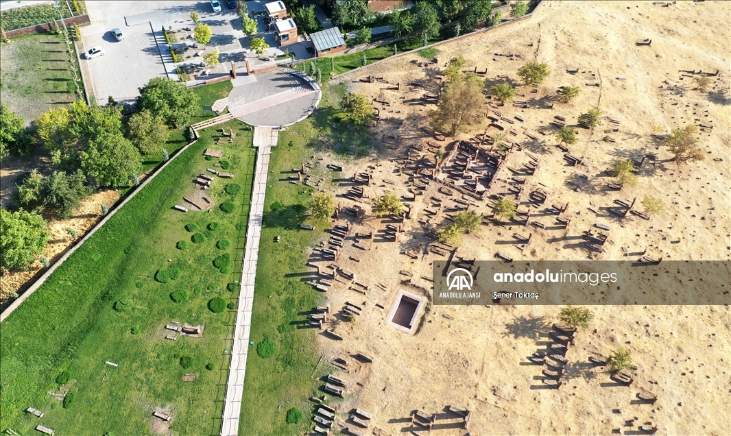 Ahlat Selçuklu Meydan Mezarlığı'nda çok sayıda çocuk mezarı tespit edildi