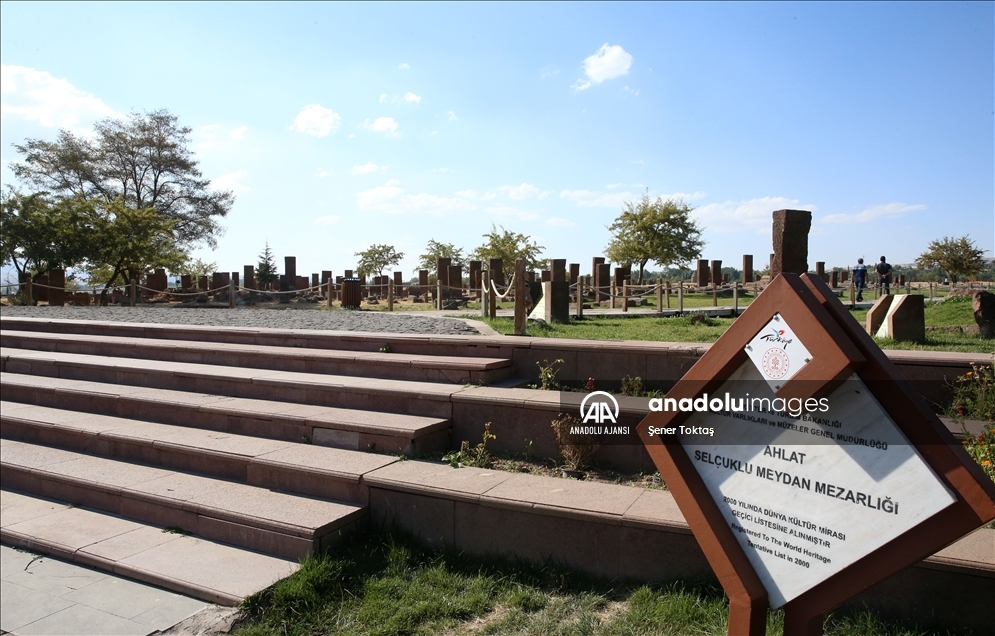 Ahlat Selçuklu Meydan Mezarlığı'nda çok sayıda çocuk mezarı tespit edildi