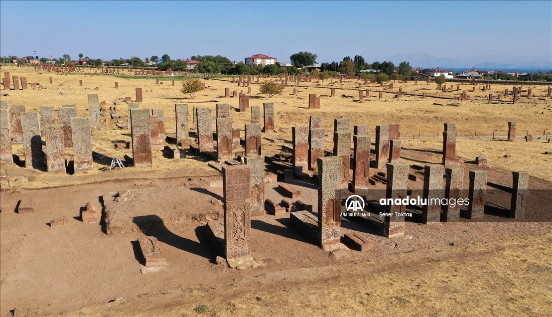 Ahlat Selçuklu Meydan Mezarlığı'nda çok sayıda çocuk mezarı tespit edildi