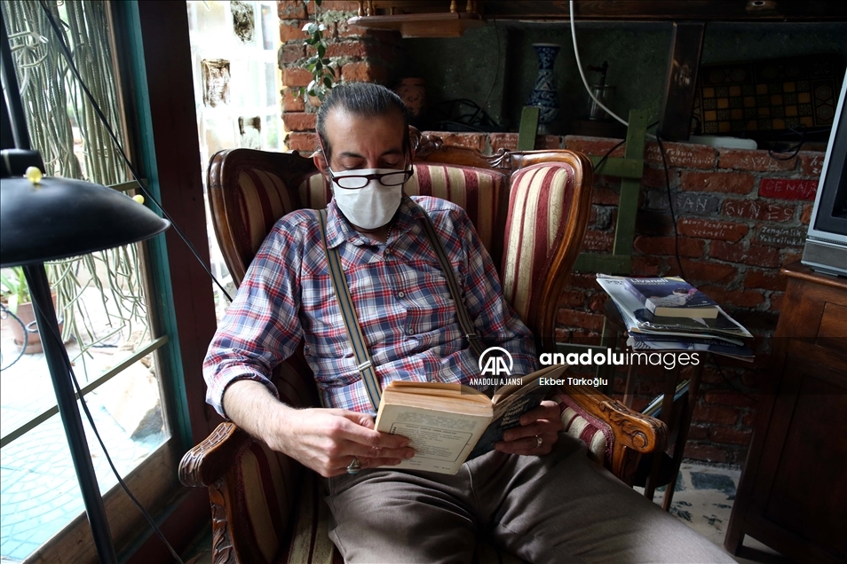 Bu berberde isteyen piyano çalıyor isteyen kitap okuyor