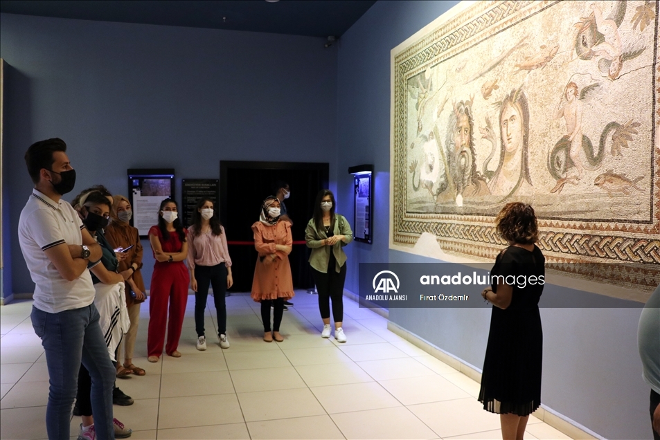 Zeugma Mozaik Müzesi'nin "gönüllü gençleri"ne tarihi ortamda müzecilik deneyimi