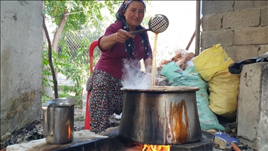 Çukurovalı kadınların geleneksel nar ekşisi mesaisi