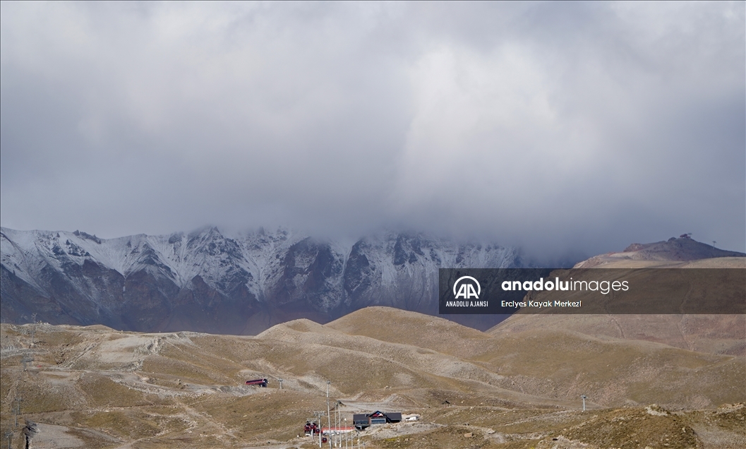 İç Anadolu'nun en yüksek dağı Erciyes'e kar yağdı