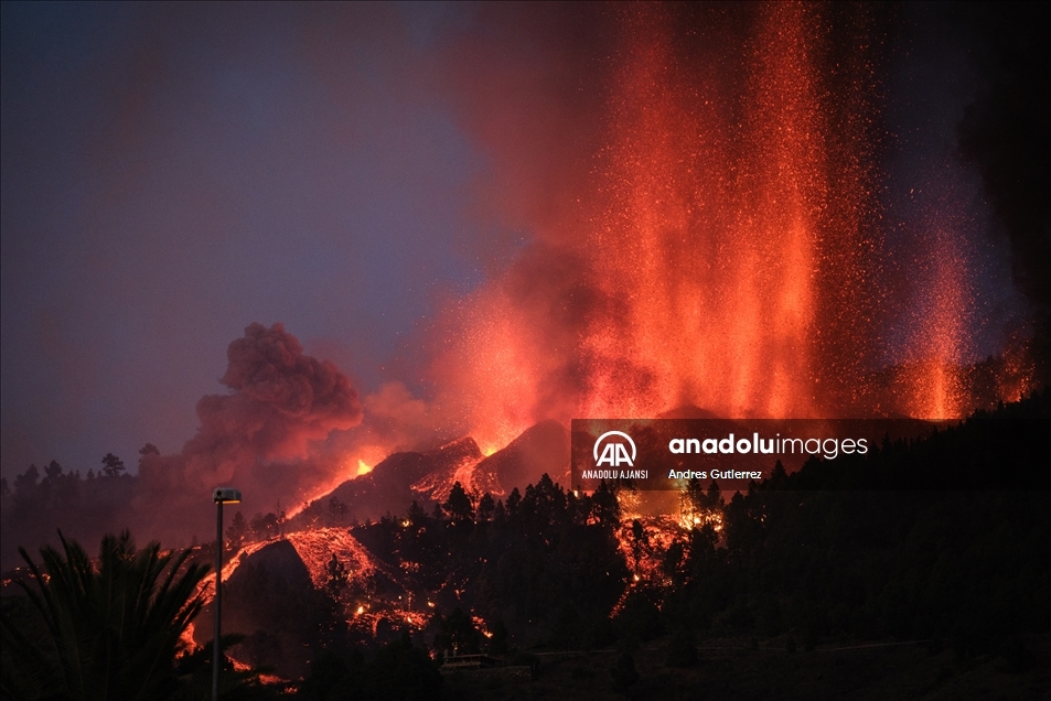 Kanarya Adaları'ndaki Cumbre Vieja Yanardağı'nda patlama gerçekleşti