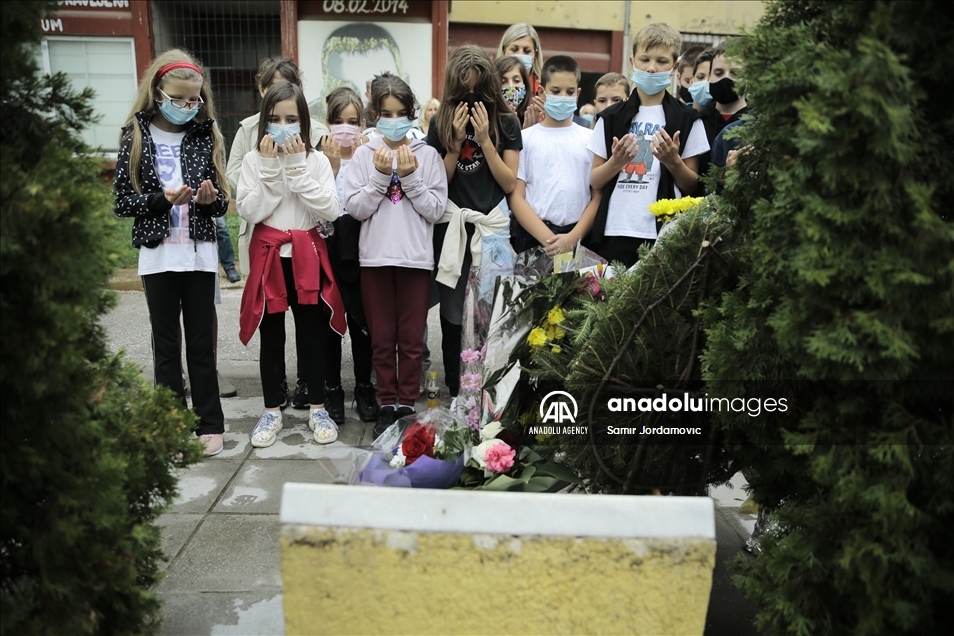 Granate prekinule dječije snove: Obilježena 29. godišnjica masakra na Trgu ZAVNOBiH-a