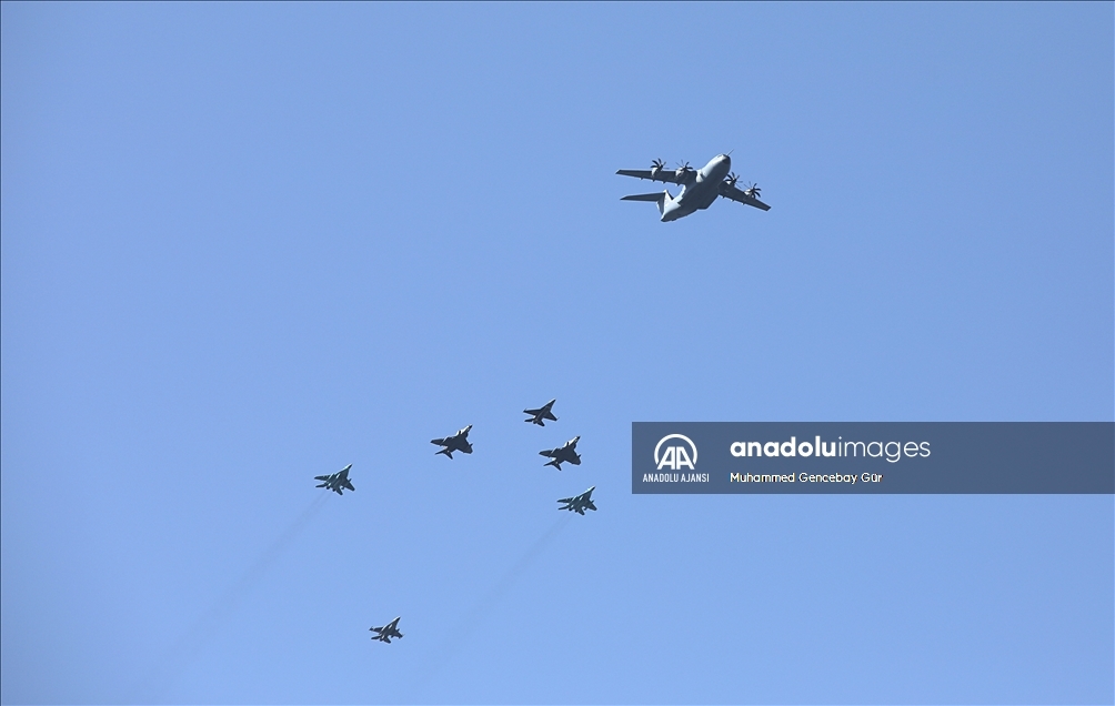 Türkiye ve Azerbaycan uçakları İstanbul Boğazı semalarında selamlama uçuşu yaptı