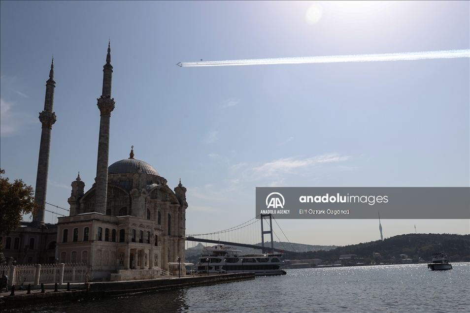 Самолеты Турции и Азербайджана выполнили приветственный полет над Босфором