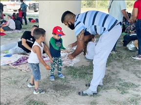 Las difíciles condiciones de los miles de migrantes que permanecen bajo el puente fronterizo entre México y Estados Unidos