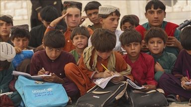ئاوارەكانى ئەفغانستان لە کەمپی ھێرات لە دۆخێکی سەختدا ژیان بەسەر دەبەن