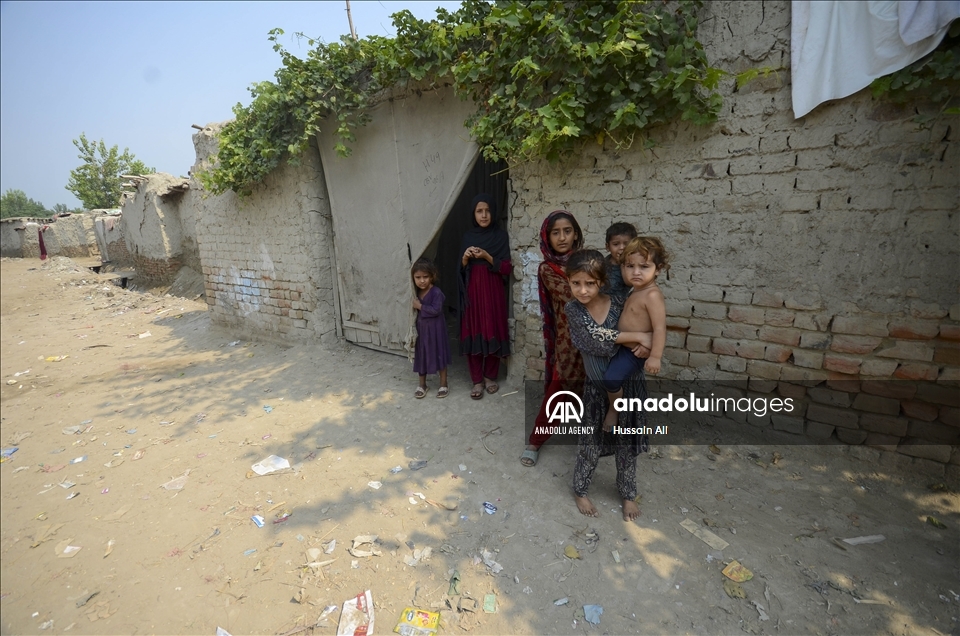 Así viven los niños afganos en un campo de refugiados en Pakistán