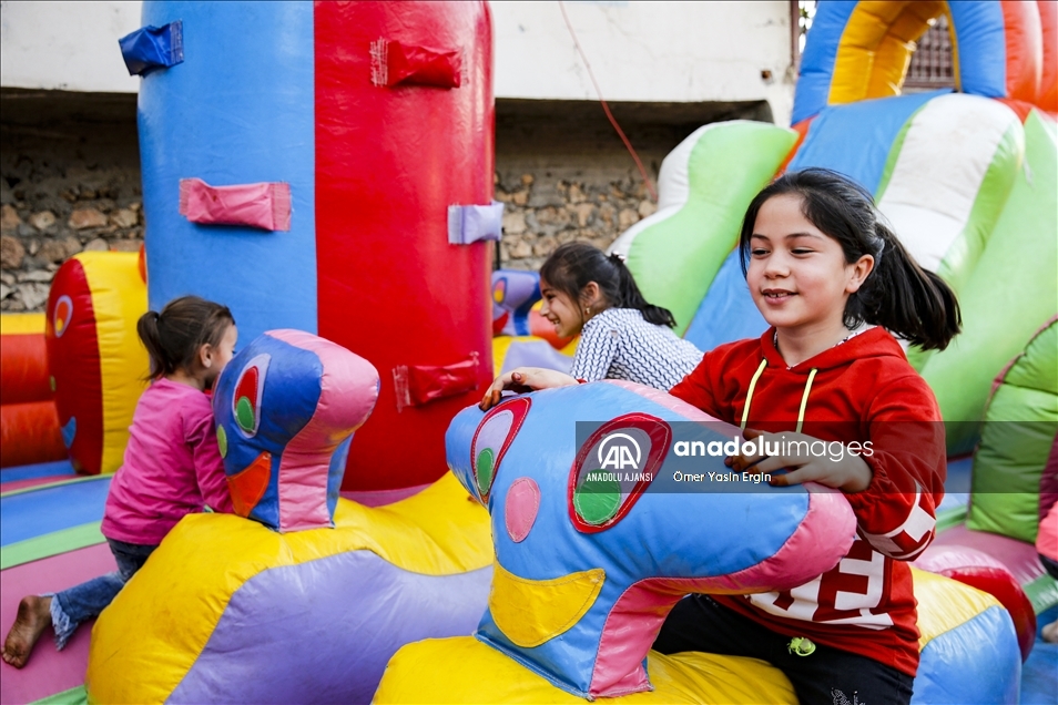 Diyarbakır'da çocuklar için köy meydanında açık hava sineması