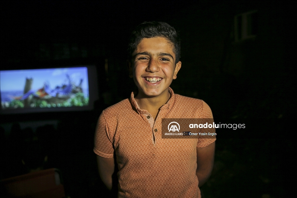 Diyarbakır'da çocuklar için köy meydanında açık hava sineması