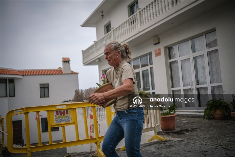 Kanarya Adaları'nda faaliyete geçen yanardağdan dolayı bölgedeki 5 bin kişi tahliye ediliyor