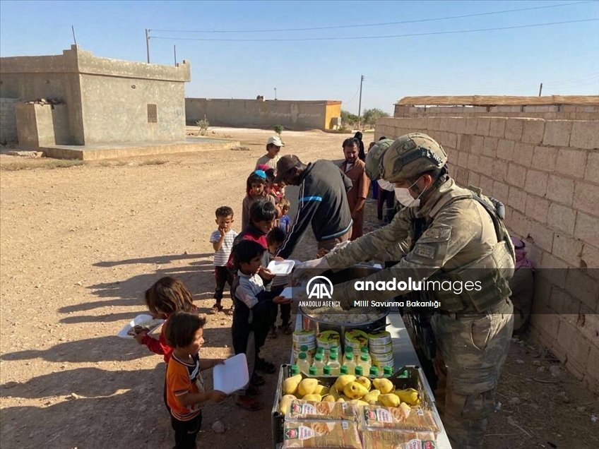 الجيش التركي يقدم مساعدات لعائلات منطقة "نبع السلام" في سوريا