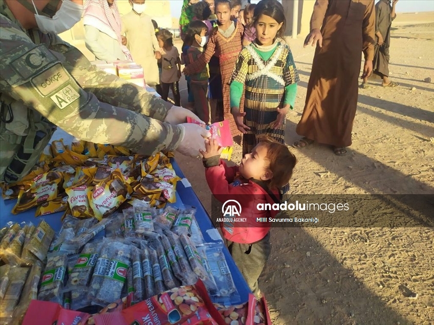 الجيش التركي يقدم مساعدات لعائلات منطقة "نبع السلام" في سوريا
