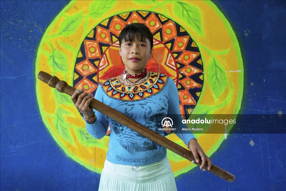 Los indígenas de la guardia embera chamí y embera katio se entrenan en su natal región de Risaralda en Colombia