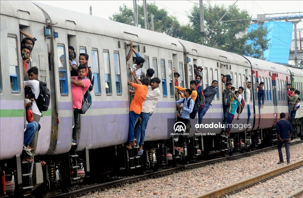GHAZIABAD, INDIA - SEPTEMBER 23: Indian Passengers cling on to a crowded train as it leaves a railway station during the ongoing Coronavirus Disease (COVID-19) outbreak in Ghaziabad. Uttar Pradesh India on September 23, 2021:Imtiyaz Khan