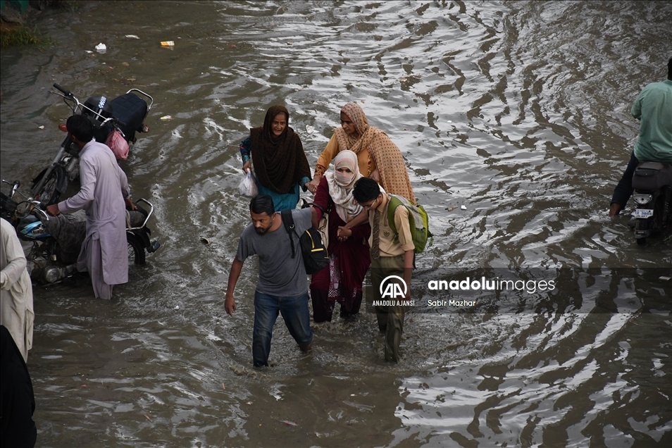 Pakistan'da Muson yağmurları sele neden oldu