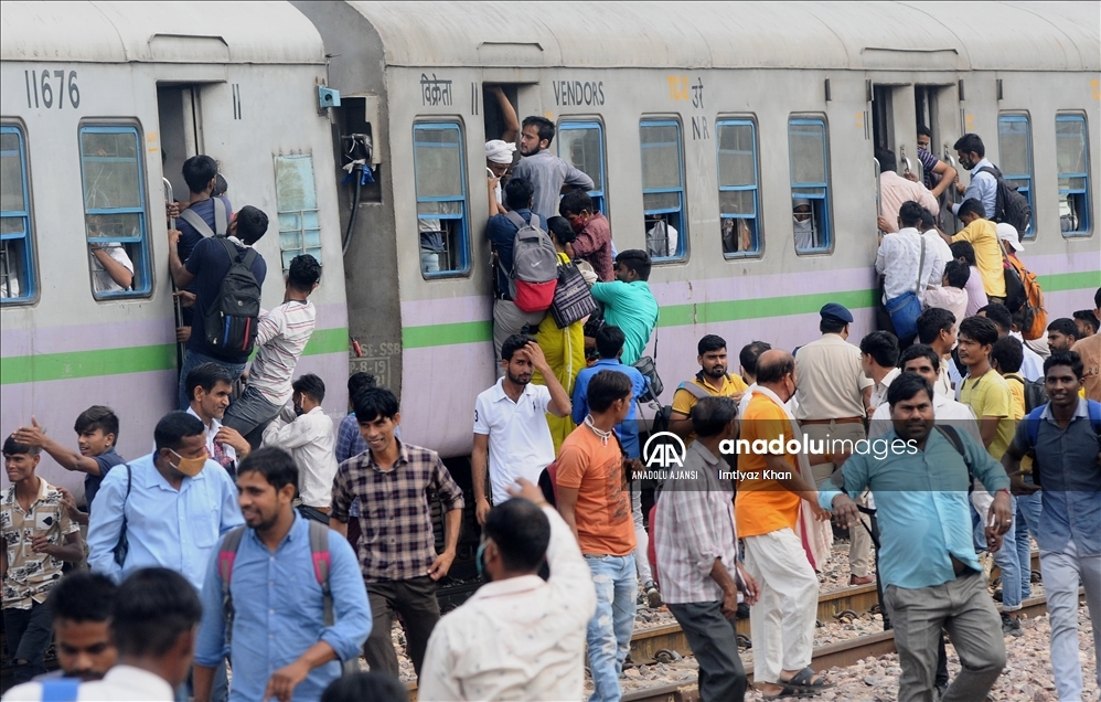 GHAZIABAD, INDIA - SEPTEMBER 23: Indian Passengers cling on to a crowded train as it leaves a railway station during the ongoing Coronavirus Disease (COVID-19) outbreak in Ghaziabad. Uttar Pradesh India on September 23, 2021:Imtiyaz Khan