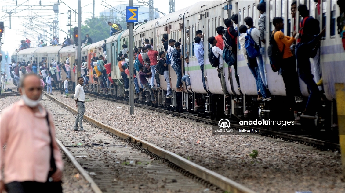 GHAZIABAD, INDIA - SEPTEMBER 23: Indian Passengers cling on to a crowded train as it leaves a railway station during the ongoing Coronavirus Disease (COVID-19) outbreak in Ghaziabad. Uttar Pradesh India on September 23, 2021:Imtiyaz Khan