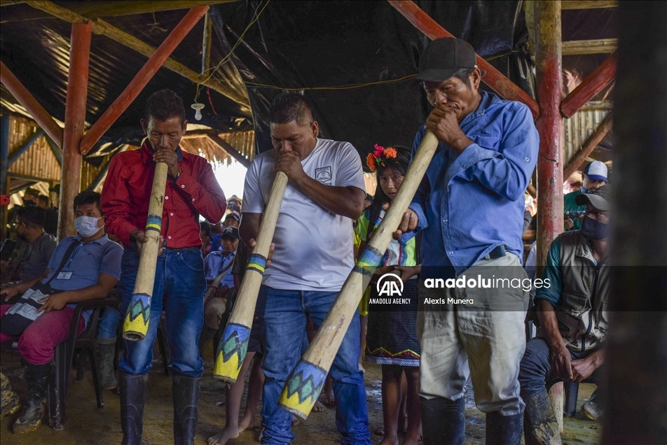 Los indígenas de la guardia embera chamí y embera katio se entrenan en su natal región de Risaralda en Colombia