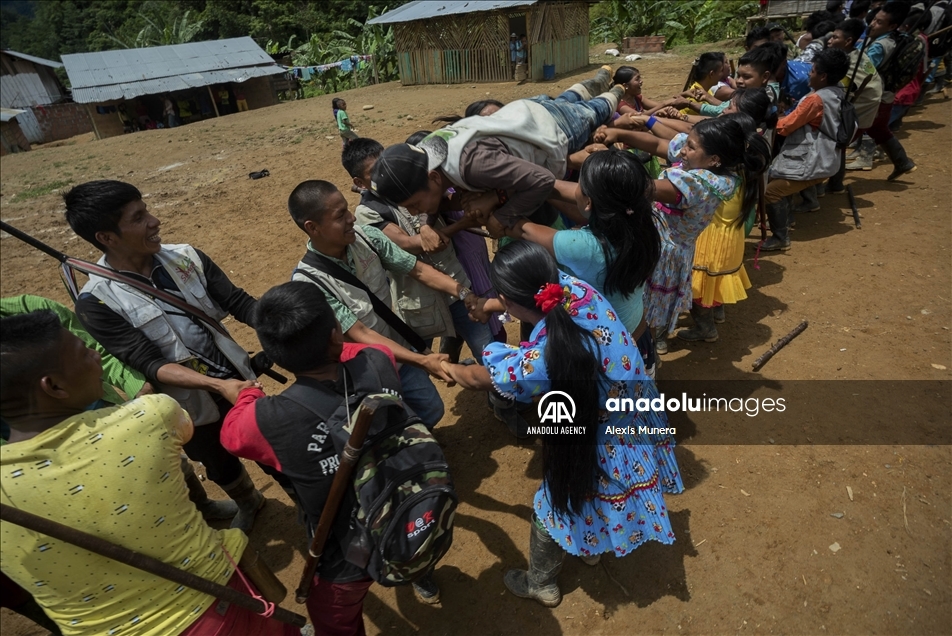 Los indígenas de la guardia embera chamí y embera katio se entrenan en su natal región de Risaralda en Colombia