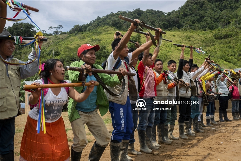 Los indígenas de la guardia embera chamí y embera katio se entrenan en su natal región de Risaralda en Colombia