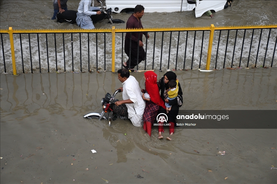 Pakistan'da Muson yağmurları sele neden oldu