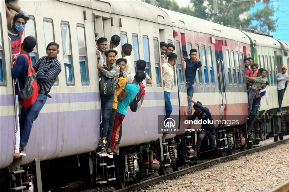 GHAZIABAD, INDIA - SEPTEMBER 23: Indian Passengers cling on to a crowded train as it leaves a railway station during the ongoing Coronavirus Disease (COVID-19) outbreak in Ghaziabad. Uttar Pradesh India on September 23, 2021:Imtiyaz Khan