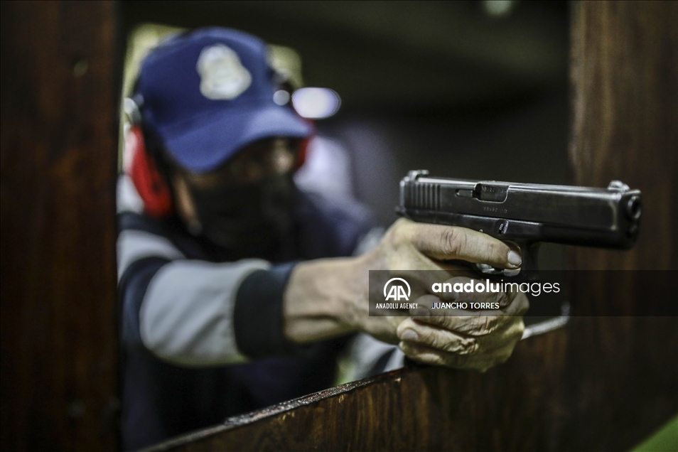 Ciudadanos colombianos se entrenan en el manejo de armas en medio de creciente inseguridad