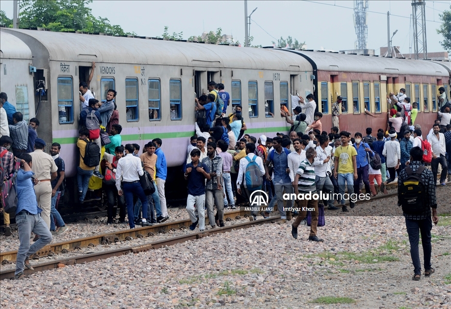 GHAZIABAD, INDIA - SEPTEMBER 23: Indian Passengers cling on to a crowded train as it leaves a railway station during the ongoing Coronavirus Disease (COVID-19) outbreak in Ghaziabad. Uttar Pradesh India on September 23, 2021:Imtiyaz Khan